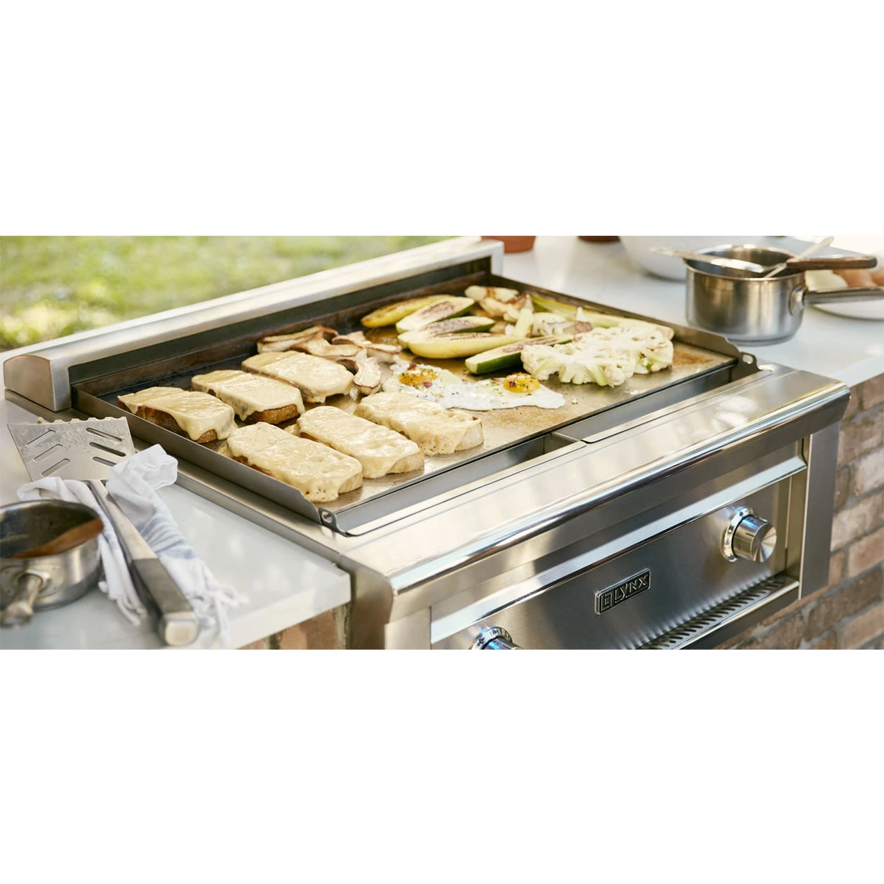 Lynx Asado 30-Inch Built-In Professional Flat Top Gas Grill - L30AG-LP/NG 4 Lynx Asado 30-Inch Built-In Professional Flat Top Gas Grill - L30AG-LP/NG - Image 2